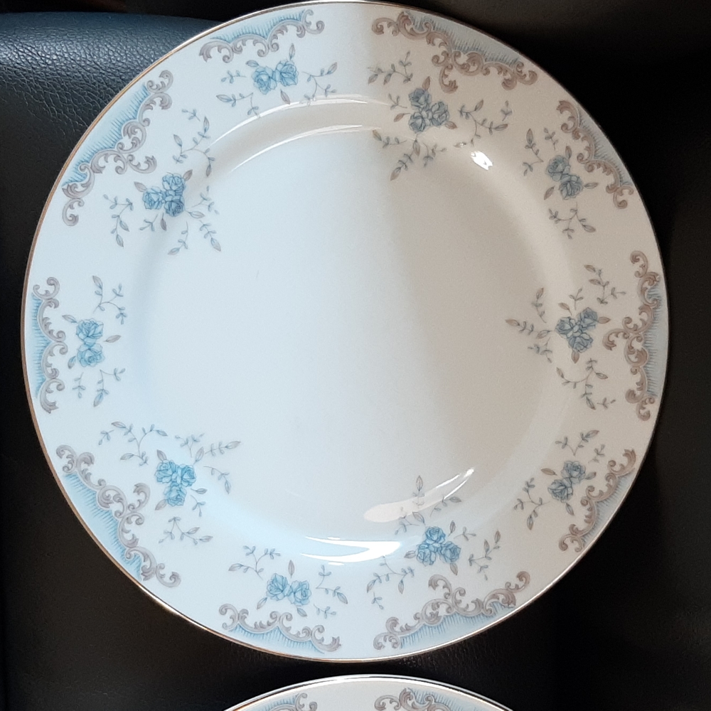 Classic Blue Floral Porcelain Dinner Plate - Elegant Home Dining